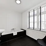 カレッジ ホテル 4*