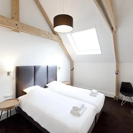 College Hotel 4*