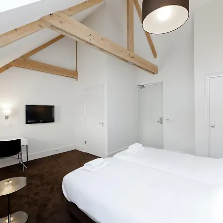 College Hotel 4*