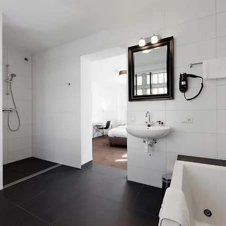 Hotel College 4*
