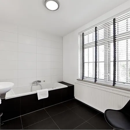 College Hotel 4*
