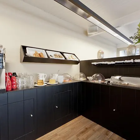 College Hotel 4*